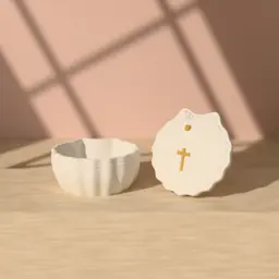 The scallop shell box in Pearl white & gold