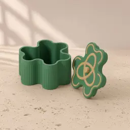 The Celtic shamrock box in Shamrock & gold
