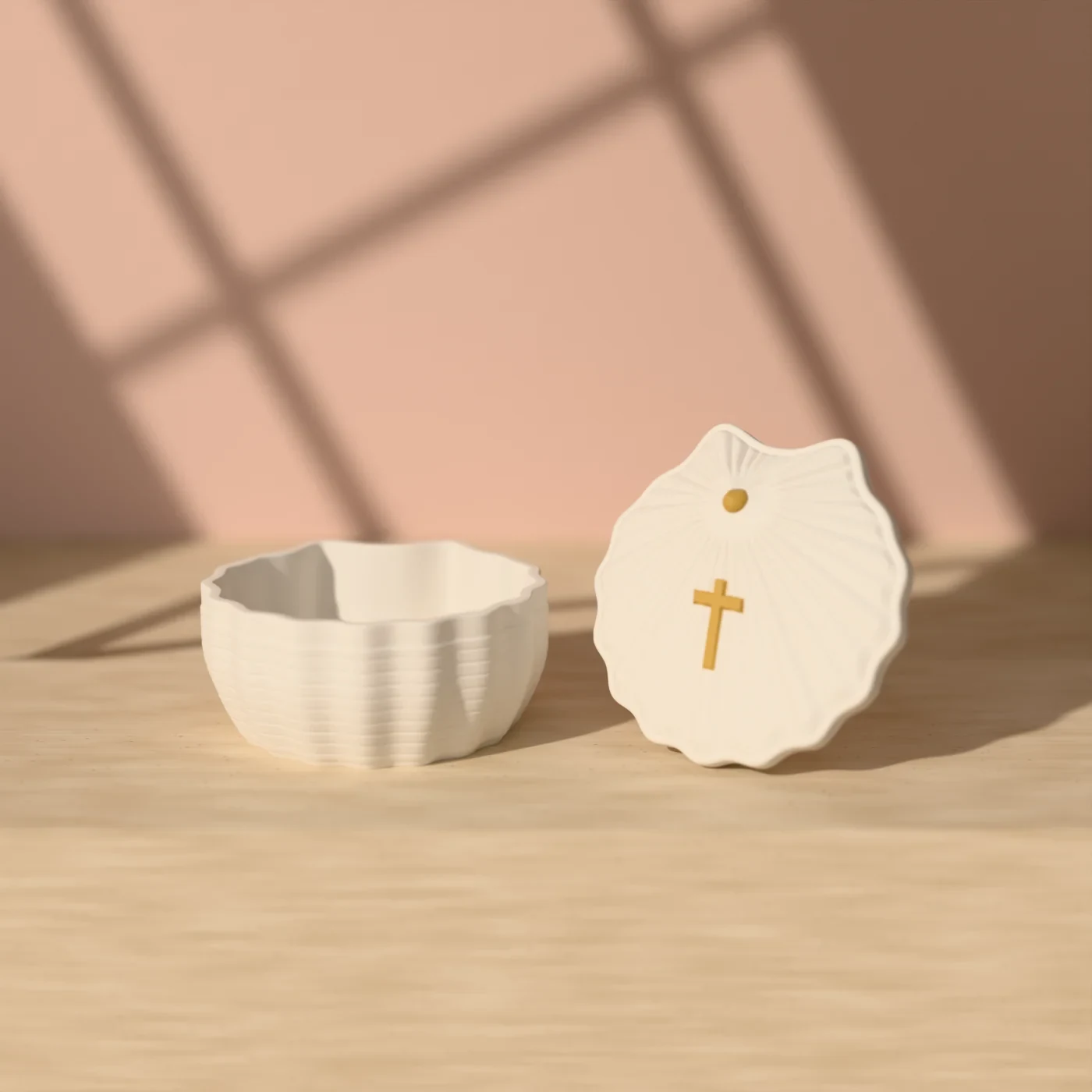 The scallop shell box in Pearl white & gold
